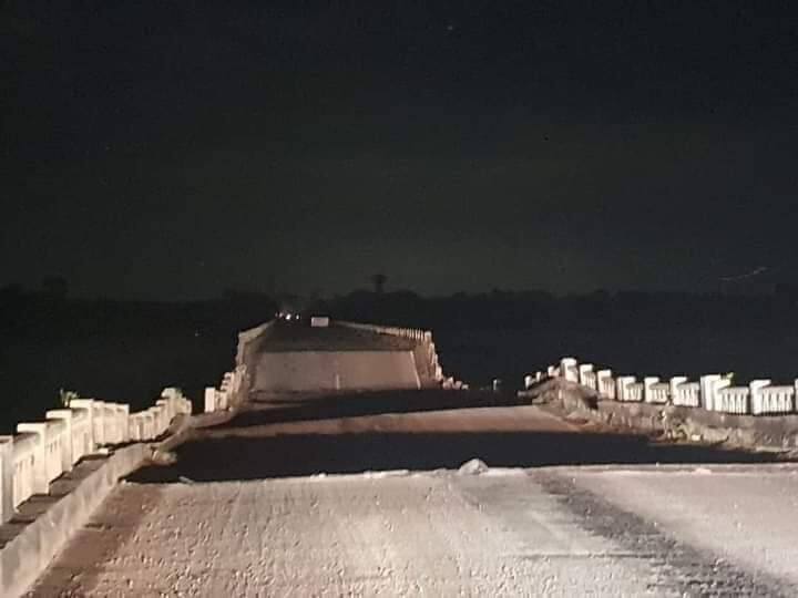 సహాయ చర్యల్లో పాల్గొనేందుకు నెల్లూరుకు వచ్చిన ఎన్డీఆర్ఎఫ్ టీమ్ లోని ఓ కానిస్టేబుల్ వరద నీటిలో ప్రాణాలు కోల్పోయాడు. ఈ ఘటన జిల్లాలోని బుచ్చి మండలం దామరమడుగు వద్ద జరిగింది.