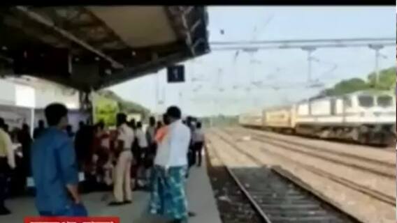 Malda: স্টপেজের দাবিতে কুমেদপুর স্টেশনে ধর্নায় বসলেন তৃণমূল বিধায়কের । Bangla News