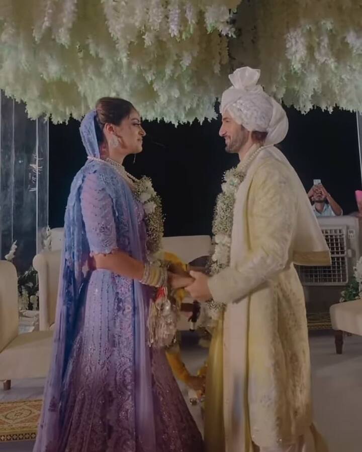 आदित्य और अनुष्का की जयमाला की तस्वीरें सामने आई हैं, जिसमें दोनों एक दूसरे को जयमाला पहनाते हुए दिख रहे हैं.