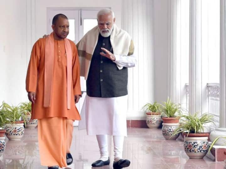 UP Election 2022: योगी -मोदी की तस्वीर, कंधे पर रखे पीएम के हाथ के क्या मायने हैं ? UP CM Yogi Adityanath tweeted a photo with PM Narendra Modi, What is the meaning in UP Assembly Election ANN UP Election 2022: योगी -मोदी की तस्वीर, कंधे पर रखे पीएम के हाथ के क्या मायने हैं ?