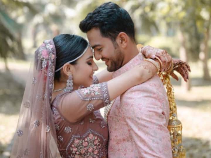 Unmukt Chand gets married to Simran Khosla Simran share Marriage Pic on Instagram, know who is simran khosla Unmukt Chand Wedding: भारत को विश्व कप जिताने वाले उन्मुक्त चंद को इस लड़की ने किया ‘क्लीन बोल्ड’, शादी के बंधन में बंधे
