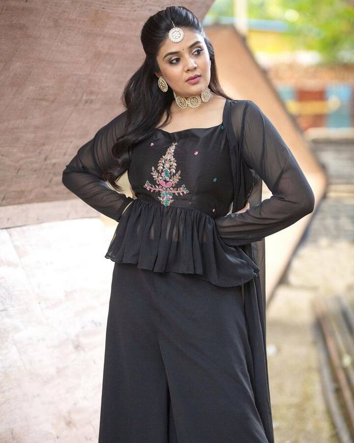 అప్పుడప్పుడు కొన్ని ఈవెంట్స్ లో.. టీవీ షోలలో కనిపిస్తుంది. (Photo Courtesy: Instagram)