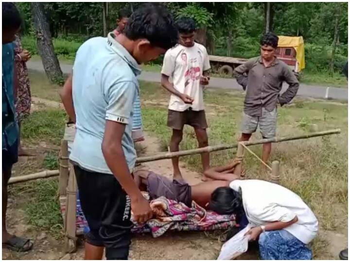 घायल युवक को नहीं मिली एम्बुलेंस, 6 किलोमीटर तक खाट पर लादकर अस्पताल पहुंचे परिजन