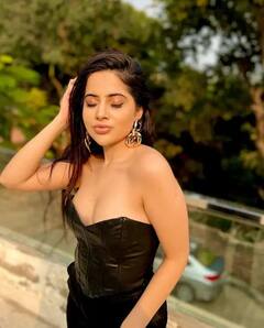 Photos: ઓફ શૉલ્ડર બ્લેક આઉટફિટ પહેરીને ઉર્ફી જાવેદએ ઉડાવ્યા ફેન્સના હોશ, તસવીરોમાં જુઓ......