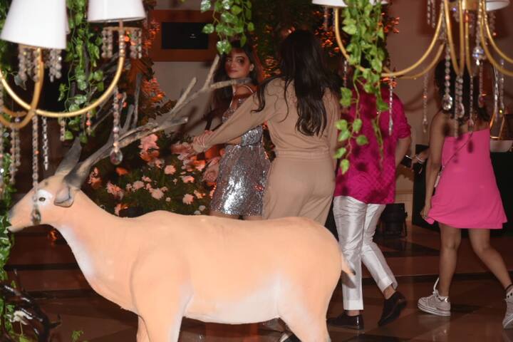 संगीत सेरेमनी के दौरान रेड कार्पेट पर येलो लहंगा पहने पोज़ देतीं आलिया भट्ट बेहद खूबसूरत लग रही थीं.