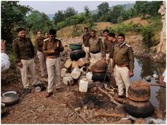 Sehore News: सीहोर में आबकारी विभाग की छापेमारी, 10 जगहों से कई लीटर कच्ची शराब जब्त