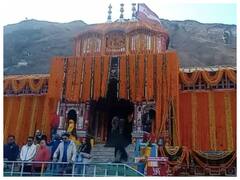 Uttarakhand News: उत्तराखंड में बद्रीनाथ मंदिर के कपाट हुए बंद, अंतिम दिन रिकॉर्ड संख्या में पहुंचे श्रद्धालु