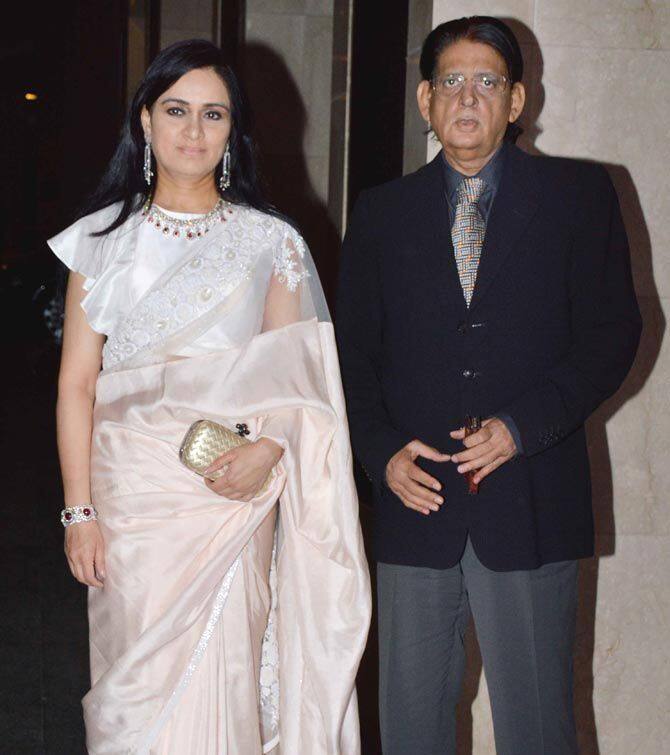 Padmini Kolhapure: पद्मिनी कोल्हापुरे और प्रदीप शर्मा की मुलाकात साल 1986 में फिल्म 'ऐसा प्यार कहां' के सेट पर शुरू हुई थी, जिसे प्रदीप शर्मा ने ही प्रोड्यूस किया था. प्रदीप और पद्मिनी अलग-अलग समुदाय से थे इसीलिए पद्मिनी के घरवाले दोनों के रिश्ते के खिलाफ थे. इसीलिए दोनों ने साल 1986 में घर से भागकर शादी कर ली.