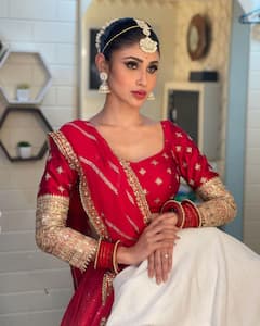 Photos: शादी की खबरों के बीच लाल जोड़े में दुल्हन की तरह सजीं Mouni Roy, तस्वीरें देख आपको भी हो जाएगा प्यार