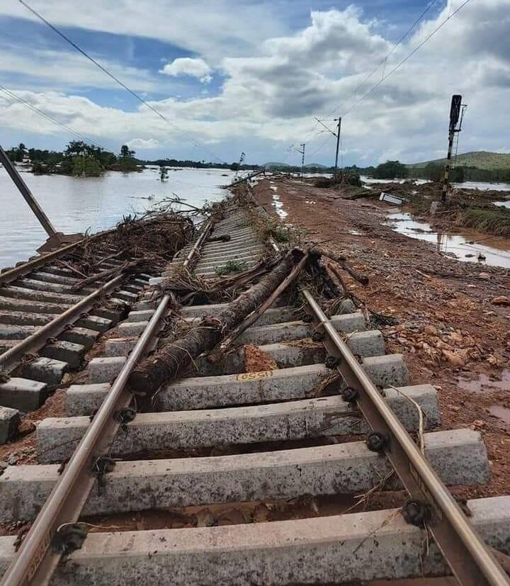 బంగాళాఖాతంలో ఏర్పడిన అల్పపీడనం వాయుగుండంగా మారి తీరాన్ని దాటింది. వరుసగా రెండు అల్పపీడనాలు ఏర్పడిన ప్రభావం ఏపీ, తమిళనాడును కుదిపేశాయి.