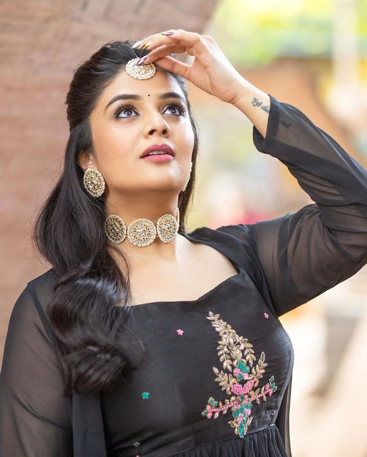 ప్రస్తుతం ఈ బ్యూటీ కొన్ని సినిమాల్లో క్యారెక్టర్ ఆర్టిస్ట్ గా కనిపించనుంది. (Photo Courtesy: Instagram)