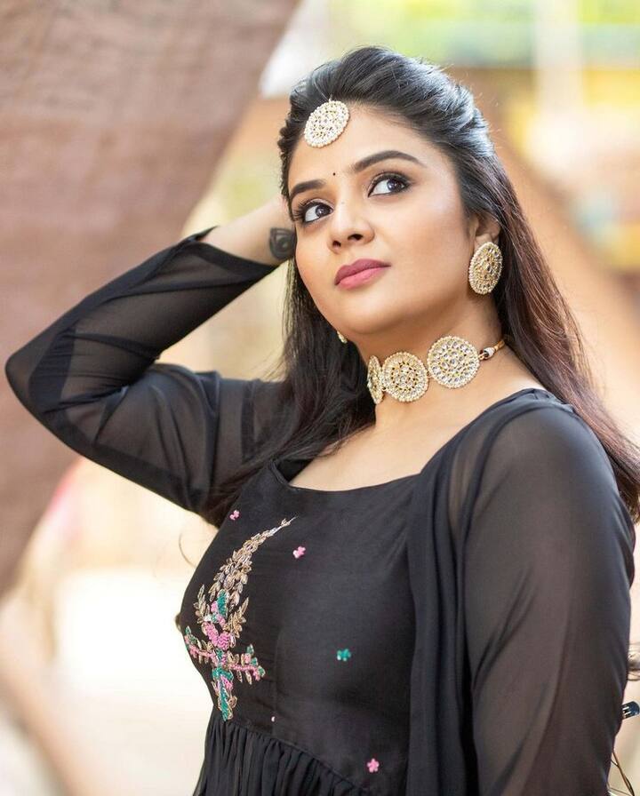 బ్లాక్ కలర్ డ్రెస్ లో శ్రీముఖి ఎంతో స్టైలిష్ గా కనిపిస్తోంది. (Photo Courtesy: Instagram)