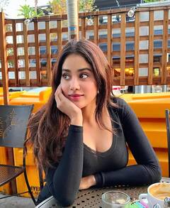 અમેરિકાના રસ્તાંઓ પર સેક્સી બ્લેક આઉટલુક પહેરીને મસ્તી કરતી દેખાઇ જ્હાન્વી કપૂર, તસવીરો થઇ Viral....