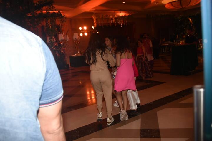 अब आलिया की ये फोटो सामने आई हैं, जिन्हें वहां मौजूद पैपराजी ने अपने कैमरे में कैद कर लिया है.