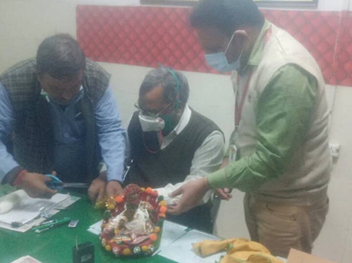 Doctors In Agra Bandage Lord Krishna Idol's 