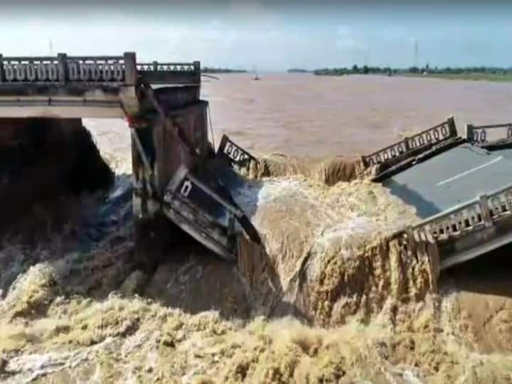 Kadapa district kamalapuram papaagni river road cum bridge collapse due to rains Kadapa Rains: కమలాపురం వద్ద పాపాగ్ని నదిపై కూలిన వంతెన... కడప-అనంతపురం మధ్య రాకపోకలు బంద్