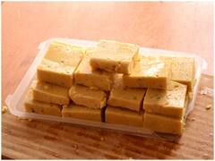 Kitchen Hacks: मीठा खाने का करें मन तो इस तरह घर पर बनाएं केले की बर्फी, जानें रेसिपी