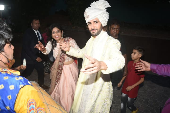 ये तस्वीरें आदित्य सील के बारात निकलने से पहले की है. एक्टर अपनी दुल्हनिया को लाने के लिए निकल पड़े है.