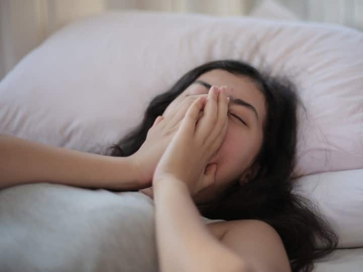 Sleep Disorders: Why We Waking Up in the Middle of the Night? Sleep Disorder: అర్ధరాత్రిళ్లు.. ఉలిక్కిపడి అకస్మాత్తుగా నిద్ర లేస్తున్నారా? కారణం ఇదే..