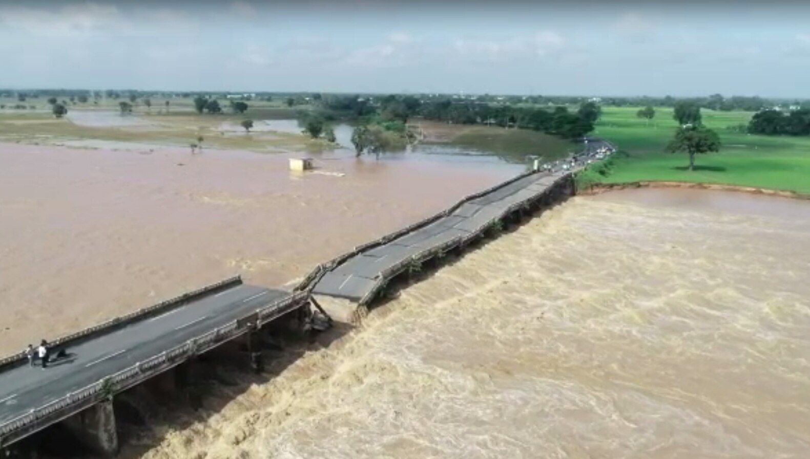 Kadapa Rains: కమలాపురం వద్ద పాపాగ్ని నదిపై కూలిన వంతెన... కడప-అనంతపురం మధ్య రాకపోకలు బంద్