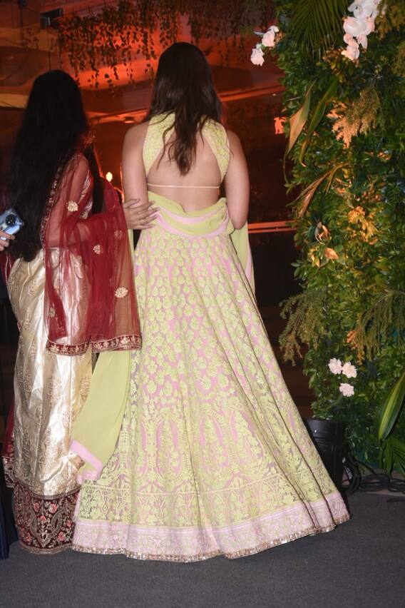 Alia Bhatt Backless Choli: अनुष्का रंजन के संगीत में Alia Bhatt का धमाल, बैकलेस चोली से सबको बनाया दीवाना