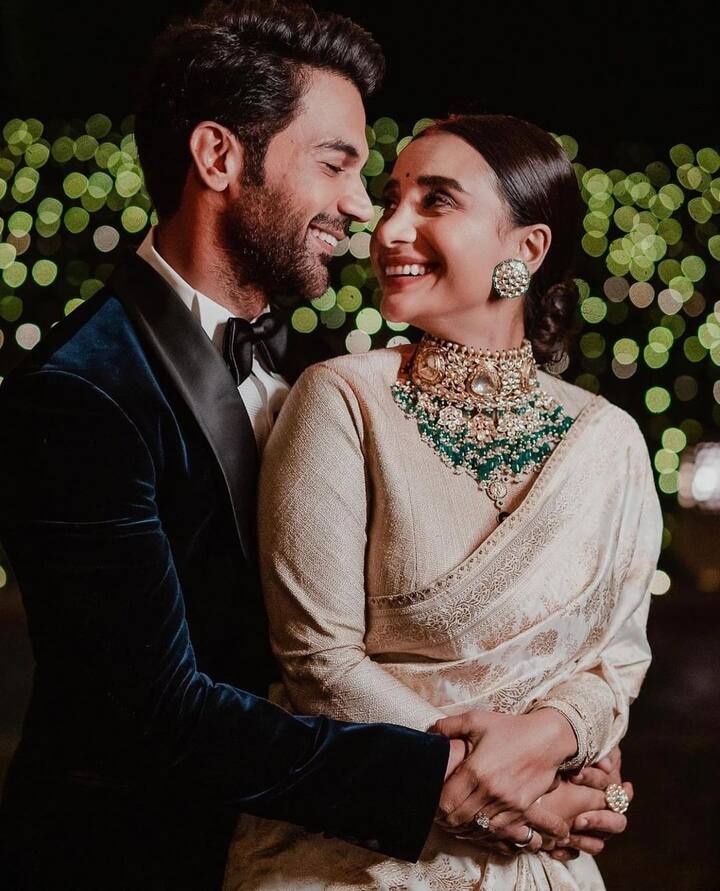 शादी के बाय कपल ने चंढीगड़ में ही रिसेप्शन पार्टी होस्ट की थी. इस रिसेप्शन में रॉयलटी साफ दिखाई दे रही थी. सूट बूट में राजकुमार और साड़ी पहने पत्रलेखा बेहद शानदार दिखाई दे रहे थे.