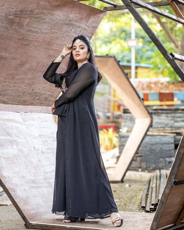 శ్రీముఖి హాట్ ఫోటోలు (Photo Courtesy: Instagram)