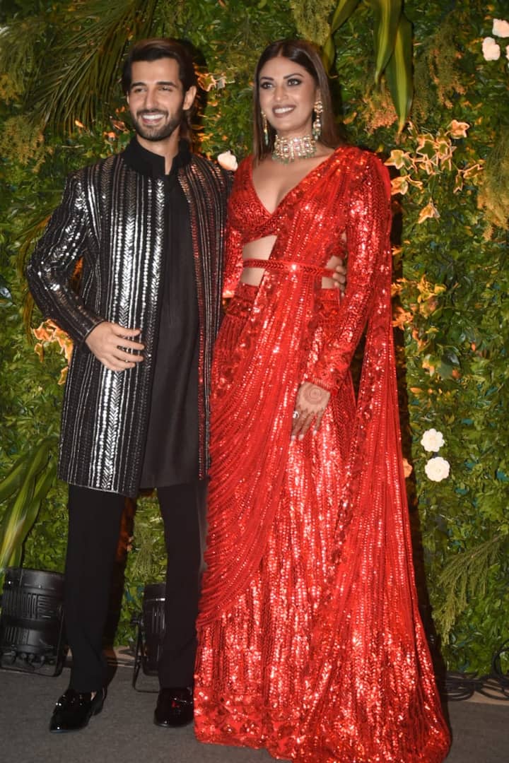 संगीत सेरेमनी के लिए अनुष्का रंजन सुर्ख साड़ी और आदित्य सील ब्लैक मैटेलिक इंडो वेस्टर्न सूट पहने दिखाई दिए. कपल का ये रेड एंड ब्लैक कॉम्बीनेशन काफी पसंद किया जा रहा है.