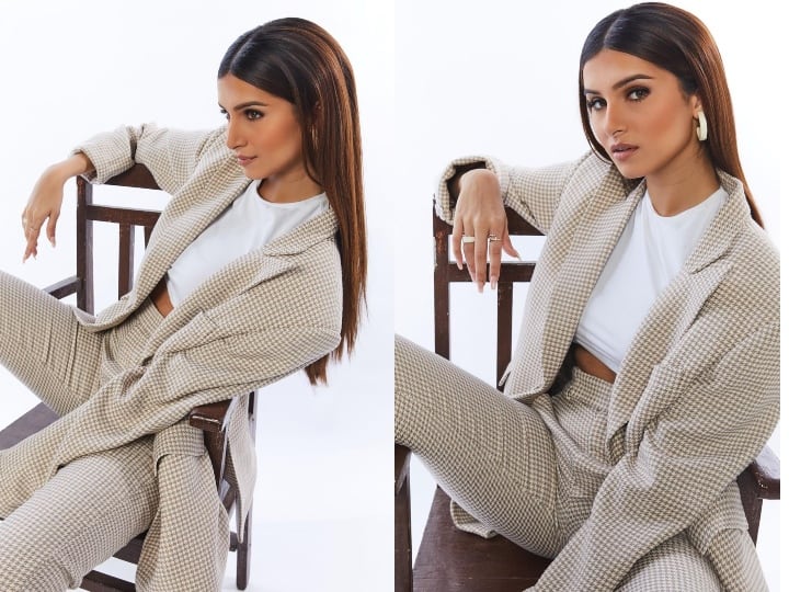 Tara Sutaria Stunning Photo: बॉलीवुड एक्ट्रेस तारा सुतारिया इन दिनों अपनी शादी की खबरों को लेकर सुर्खियों में बनी हुई हैं, रिपोर्ट्स की मानें तो तारा जल्द ही अपने बॉयफ्रेंड आदर जैन के साथ शादी के बंधन में बंध सकती हैं. इस बीच एक्ट्रेस ने अपने सोशल मीडिया अकाउंट पर फोटोज शेयर की हैं जो धूम मचा रही हैं.