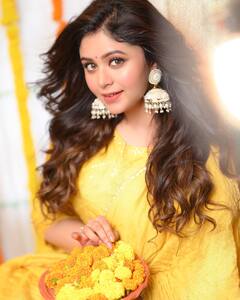 লাল পাড় সাদা শাড়িতে বাংলা গানে নাচ, গোয়া ফিল্ম ফেস্টিভালে নজর কাড়লেন ঋতাভরী