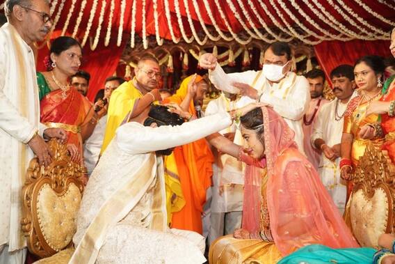 KCR - YS Jagan Meets: పోచారం శ్రీనివాసరెడ్డి మనవరాలి పెళ్లి వేడక ఫొటో గ్యాలరీ