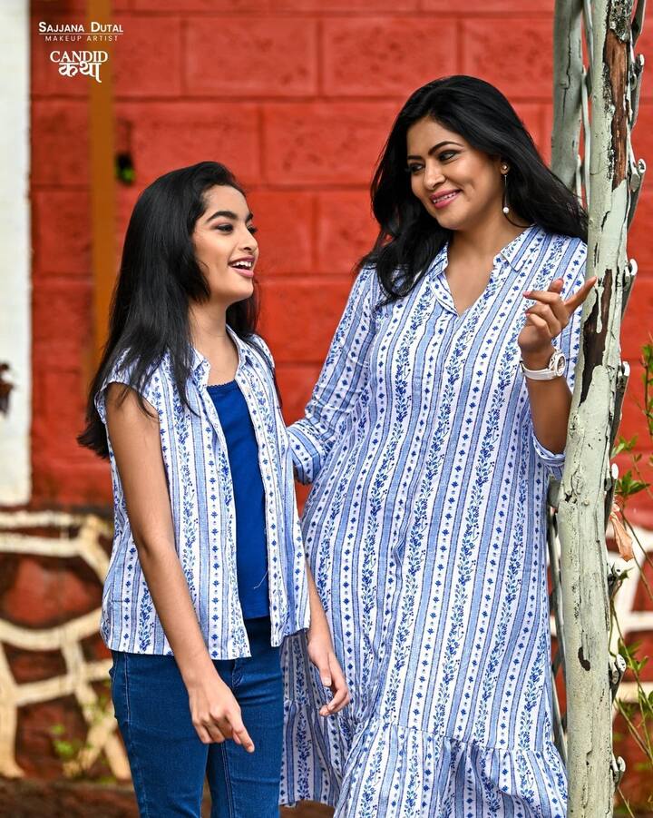 या फोटोमध्ये दोघींनी मॅचिंग कपडे घातलेले दिसत आहेत.  (photo: shwetashinde_official/ig)