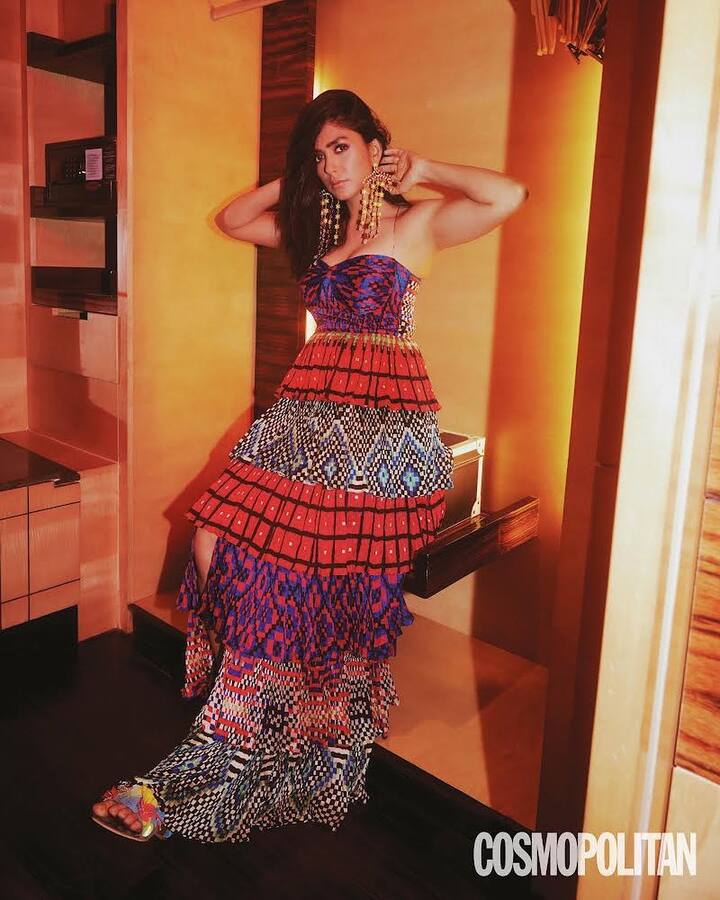 टेलिव्हिजनवरील प्रसिद्ध मालिका कुमकुम भाग्यमध्ये बुलबुलची भूमिका साकारणाऱ्या मृणाल ठाकूरला पाहता ती खऱ्या आयुष्यात इतकी ग्लॅमरस असेल याचा अंदाज क्वचितच कोणी बांधला असेल. (Photo:@mrunalthakur/IG)