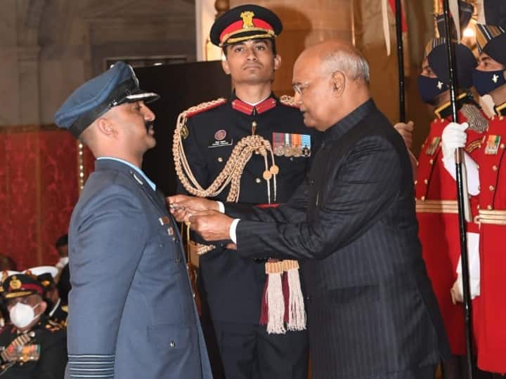 Gallantry Awards: राष्ट्रपति ने जांबाज विंग कमांडर अभिनंदन को ‘वीर चक्र’से किया सम्मानित, मेजर विभूती ढौंढियाल को मरणोपरांत शौर्य चक्र Captain Abhinandan Varthaman awarded Vir Chakra by President for shooting down Pakistan F-16 fighter aircraft, Major Vibhuti Dhoundiyal Shaurya Chakra ANN Gallantry Awards: राष्ट्रपति ने जांबाज विंग कमांडर अभिनंदन को ‘वीर चक्र’से किया सम्मानित, मेजर विभूती ढौंढियाल को मरणोपरांत शौर्य चक्र