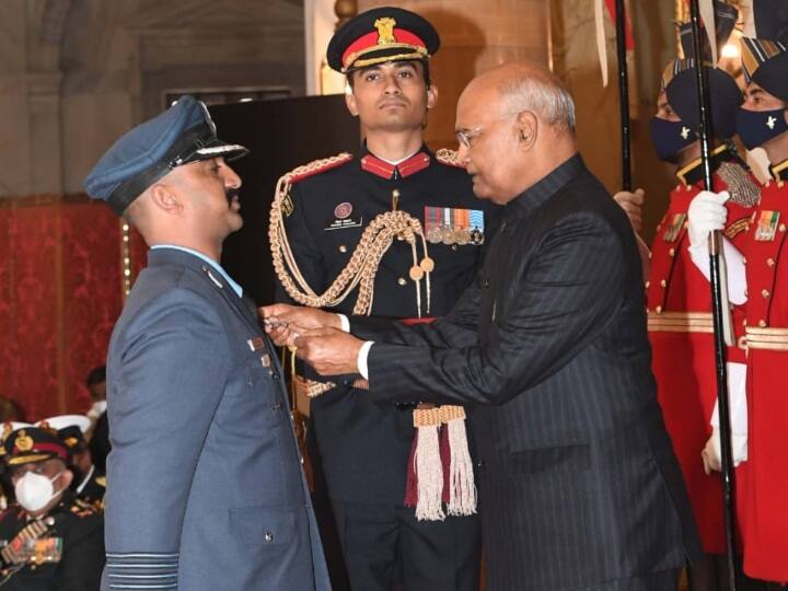 Captain Abhinandan Varthaman awarded Vir Chakra by President for shooting down Pakistan F-16 fighter aircraft, Major Vibhuti Dhoundiyal Shaurya Chakra ANN Gallantry Awards: राष्ट्रपति ने जांबाज विंग कमांडर अभिनंदन को ‘वीर चक्र’से किया सम्मानित, मेजर विभूती ढौंढियाल को मरणोपरांत शौर्य चक्र