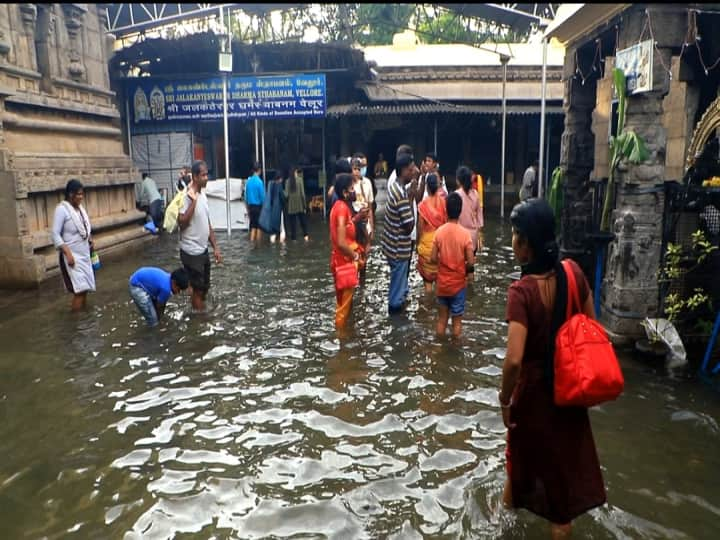 Water Surrounding Vellore Jalakandeswarar - Devotees enjoying the history வேலூர் ஜலகண்டேஸ்வரரை சூழ்ந்த ஜலம் - வரலாற்றை ரசித்து செல்லும் பக்தர்கள்