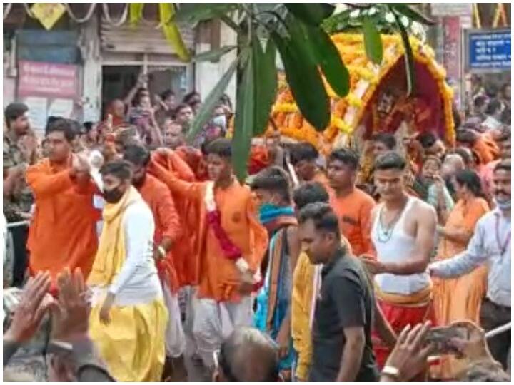 Mahakal Sawari 2021: उज्जैन में निकली भगवान महाकाल की शाही सवारी, भक्तों को चंद्रमौलेश्वर रूप में दिए दर्शन Ujjain News mahakal first ride of aghan month gave darshan in the form of chandramouleshwar ANN Mahakal Sawari 2021: उज्जैन में निकली भगवान महाकाल की शाही सवारी, भक्तों को चंद्रमौलेश्वर रूप में दिए दर्शन