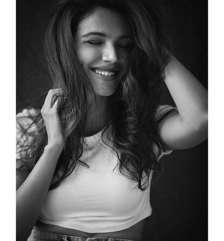 नुकतेच तिने तिचे काही ब्लॅक अँड व्हाईट फोटो शेअर केलेत  (photo: shriya.pilgaonkar/ig)