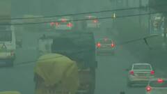 Delhi की हवा में मौजूद धुआं-धुंध के साथ मिलकर सांसों के लिए खतरा बढ़ा रहा है