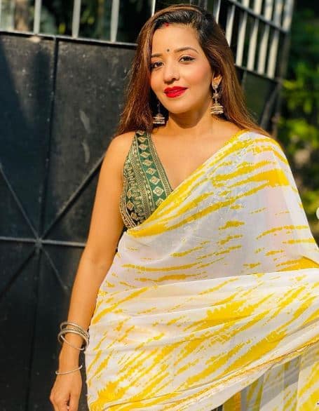 मोनालिसा ने 2005 में अजय देवगन और सुनील शेट्टी स्टारर 'ब्लैकमेल' से बॉलीवुड में डेब्यू किया था. इस फिल्म में उन्होंने एक आइटम गर्ल की भूमिका निभाई थी. इसके बाद उन्होंने 'अब्ब बस', 'एक भूल', 'मेरी लाइफ में उसकी पत्नी' और 'महबूब' जैसी बी-ग्रेड फिल्मों में भी काम किया है. मोनालिसा ने हिंदी और भोजपुरी के अलावा बंगाली, उड़िया, कन्नड़, तमिल और तेलुगु की फिल्मों में भी काम किया है.