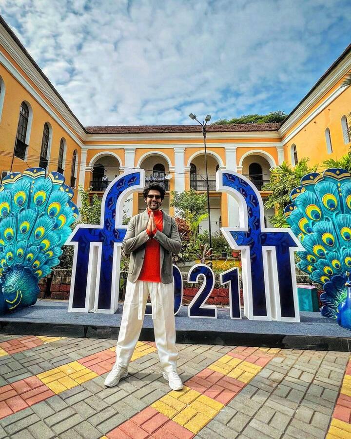 काही काळापूर्वी कार्तिकची बॉलिवूडमध्ये एन्ट्री कशी झाली याबद्दल अभिनेत्याने ब्लॉगद्वारे सांगितले होते. बॉलीवूडच्या किंग खानचा चित्रपट पाहून खूप प्रेरित झाल्याचेही त्याने सांगितले. या सर्व गोष्टींचा खुलासा कार्तिकने 'ह्युमन्स ऑफ बॉम्बे' या सोशल मीडिया ब्लॉगमध्ये केला आहे. या ब्लॉगमध्ये त्याला स्टुडिओतूनच बाहेर कसे पाठवण्यात आले हेही सांगितले आहे. (photo:kartikaaryan/ig)