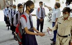 School Reopen: সোম-বুধ-শুক্র দশম-দ্বাদশ, মঙ্গল-বৃহস্পতিতে নবম-একাদশ, নতুন রুটিন পর্ষদের| Bangla News