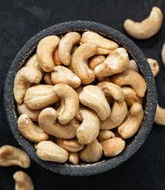 Cashew : भारतातील 'या' शहरांत कांद्या-बटाट्याच्या दरात विकतात काजू