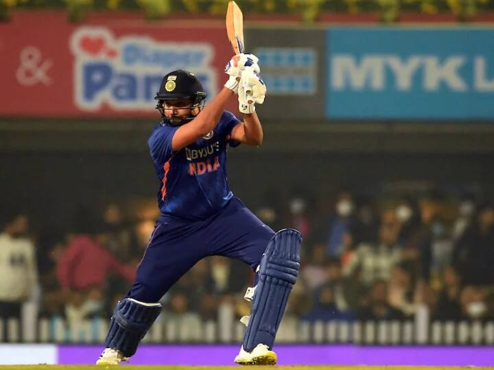 रोहित शर्मा ने न्यूजीलैंड के खिलाफ आखिरी टी-20 मैच में 3 छक्के लगाए. इसके साथ ही वह टी-20 अंतरराष्ट्रीय मुकाबलों में 150 छक्के लगाने वाले दुनिया के दूसरे और भारत के पहले बल्लेबाज बन चुके हैं. T20 अंतरराष्ट्रीय में सबसे ज्यादा 161 छक्के न्यूजीलैंड के मार्टिन गुप्टिल के नाम हैं.