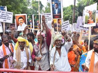 பாம்புகள், எலிகளுடன் ஜெய் பீம் படத்திற்கு ஆதரவாக பழங்குடியின மக்கள்  நூதன ஆர்ப்பாட்டம்...!