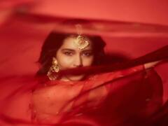 Rashi khanna Photos: గుచ్చే గులాబి లాగా..వెలుగిచ్చే మతాబులా ఉన్న రాశి
