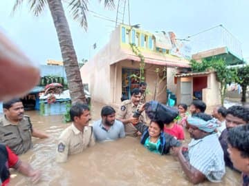 Has the government not been able to cope with the flood disaster? Why the criticism of CM Jagan? YS Jagan : వరద విపత్తును ప్రభుత్వం సమర్థంగా ఎదుర్కొలేకపోయిందా ? సీఎం జగన్ తీరుపైనా విమర్శలు ఎందుకు ?