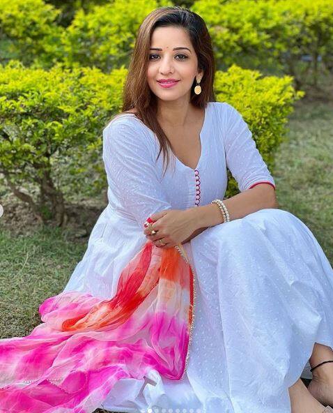 मोनालिसा अपनी प्रोफेशनल लाइफ से ज्यादा अपने लव रिलेशनशिप को लेकर ज्यादा चर्चाओं में रही हैं. वह 15 सालों तक दो अलग-अलग पार्टनर के साथ लिव-इन में भी रहीं. फाइनली रिएलिटी शो बिग-बॉस में उन्होंने एक्टर विक्रांत सिंह के साथ सात फेरे लिए थे.