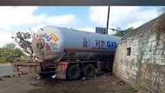 Pandharpur Accident : पंढरपूरजवळच्या भरधाव वेगानं जाणार गॅसचा रिकामा टँकर थेट घरात