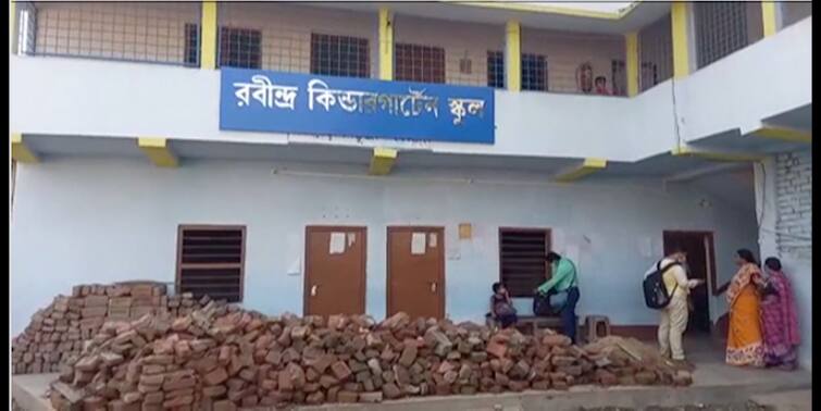 Kalna SDO asked for report after private school allegedly ran it violating government instruction Kalna : ক্লাসরুমে গাদাগাদি করে বসে খুদে পড়ুয়ারা, রিপোর্ট তলব কালনার মহকুমাশাসকের